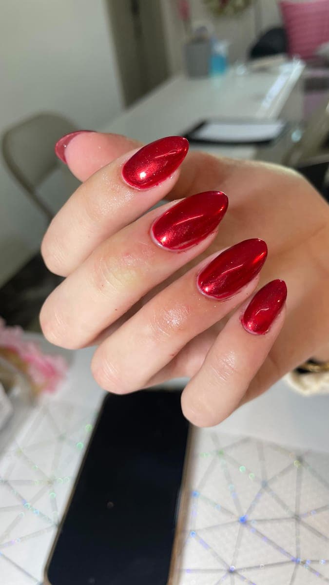 أظافر لوز حمراء كروم لامعة
