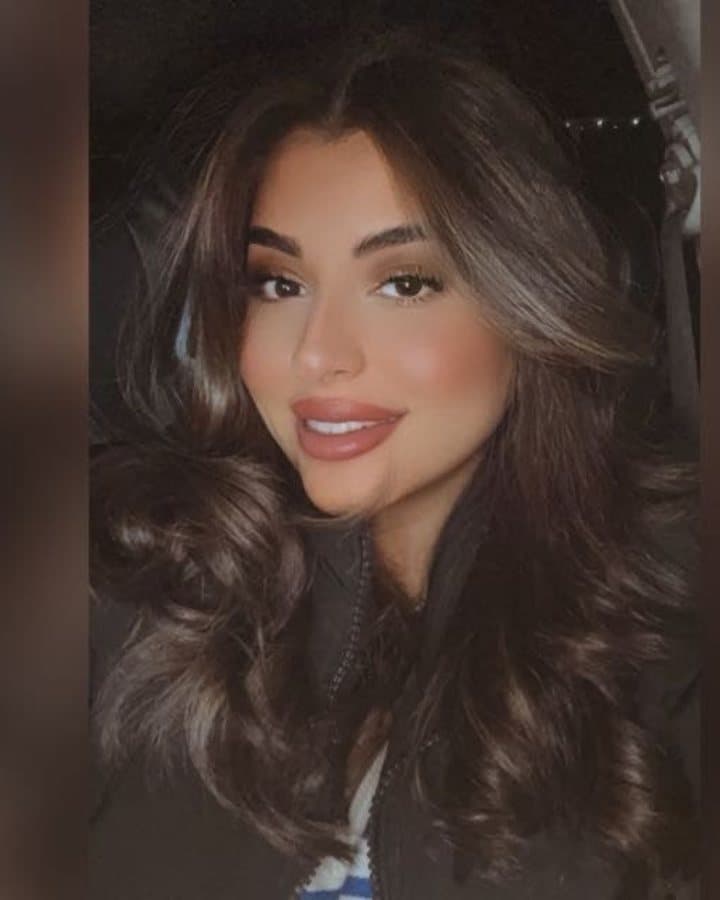 رند — فنانة راندومايزد — في طاولتها